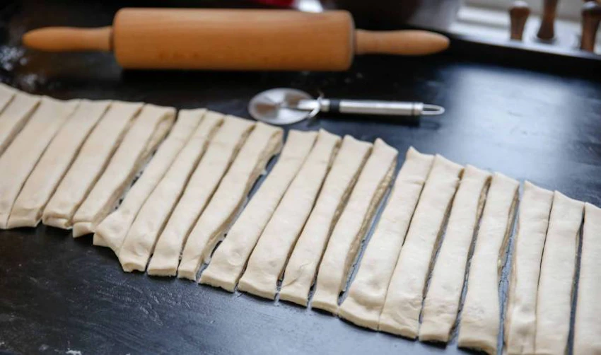 skära remsor av bullar